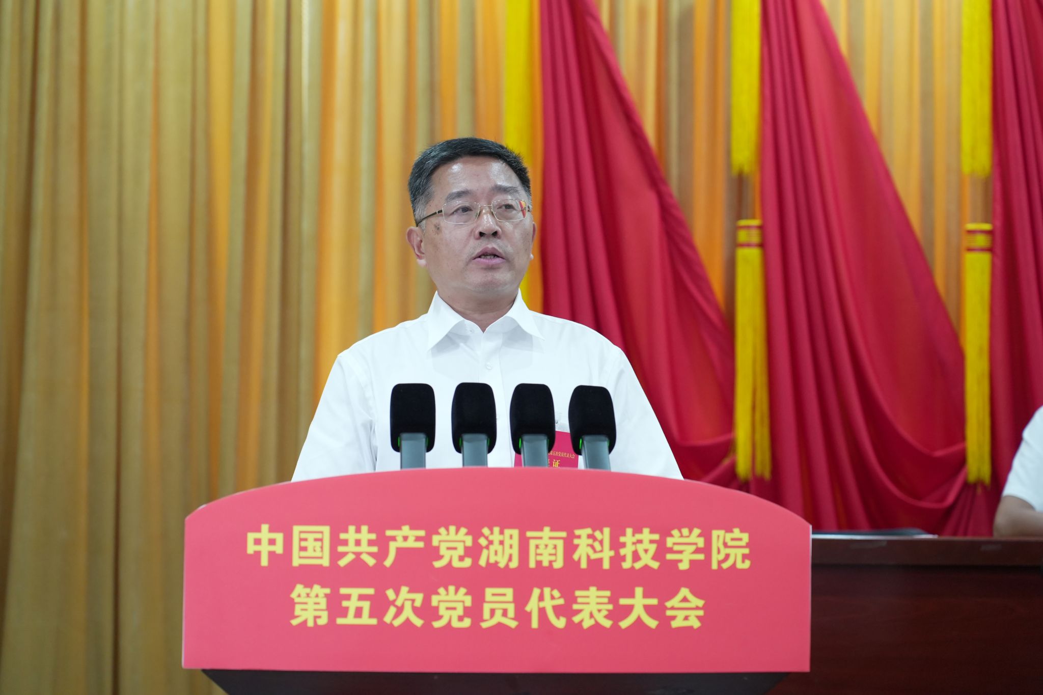以习近平新时代中国特色社会主义思想为